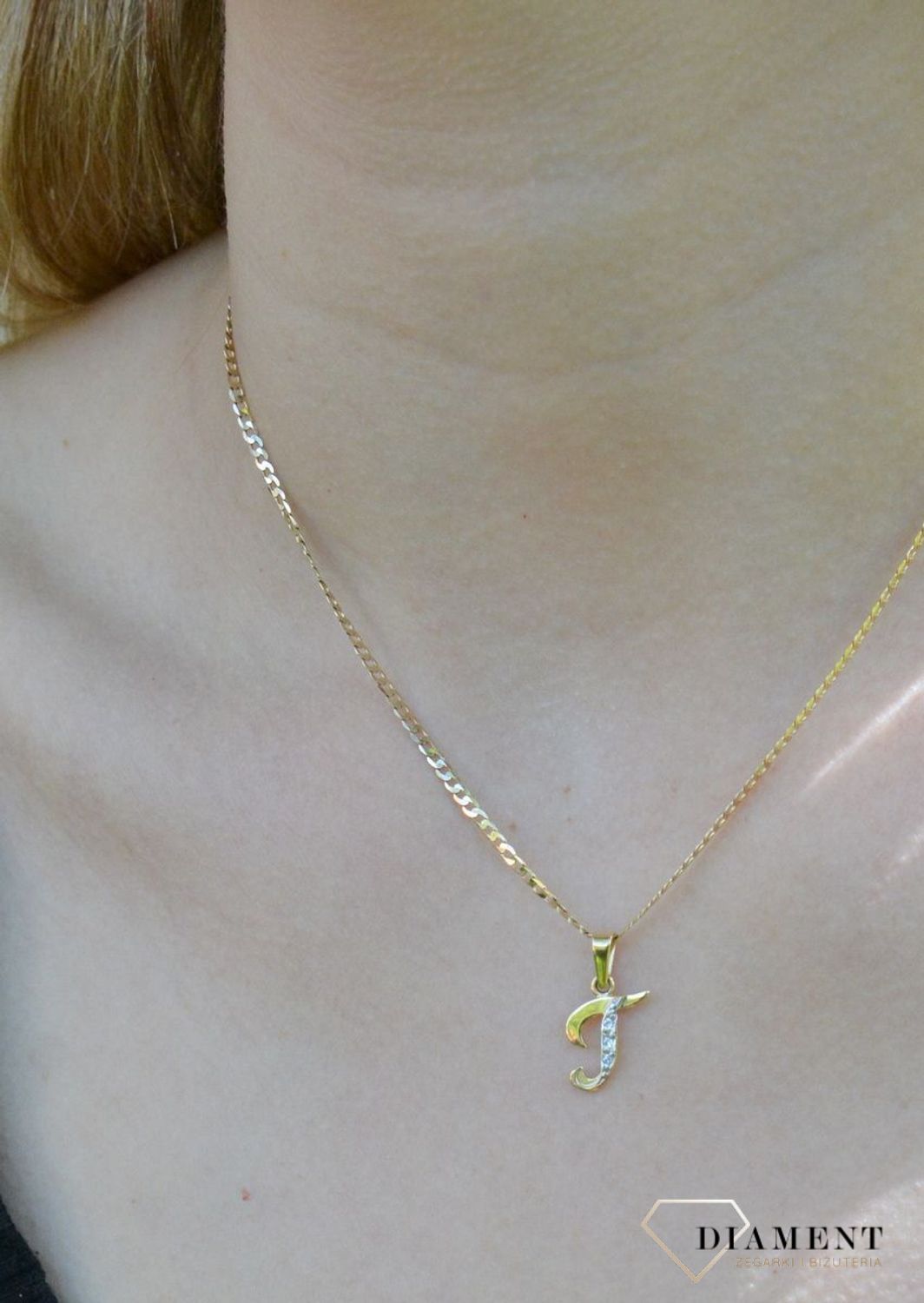 Złota zawieszka 585 literka T ozdobiona cyrkonią Z-98 T Literka. Personalizowana zawieszka to doskonały pomysł na prezent dla każdej kobiety. Zawieszka z literą ze złota. Prezent na komunię dla dziewczynki..jpg